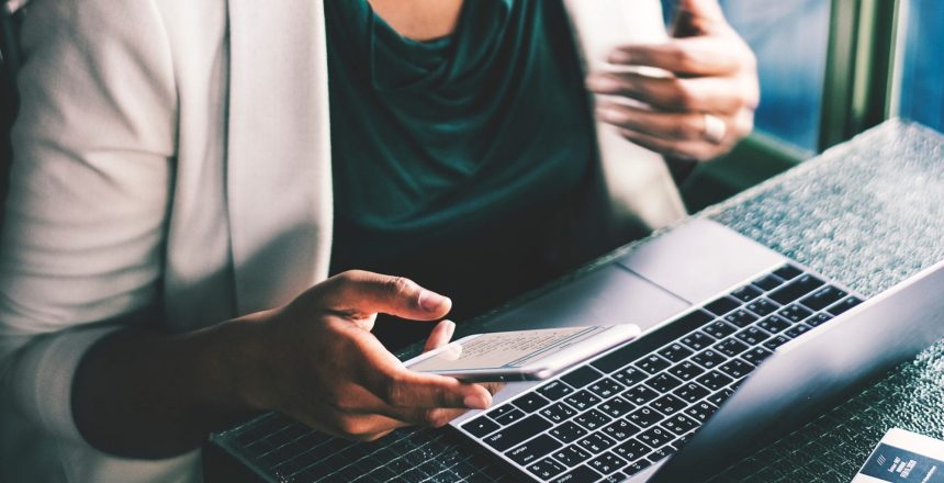 businesswoman-busy-computer-1080855